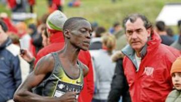 <b>DOMINADOR. </b>Leonard Komon, camino de la meta en Elgoibar.