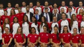 <b>FOTO DE GRUPO. </b>La familia olímpica de la natación española se presentó ayer en el Centro de Alto Rendimiento de Sant Cugat del Vallès.