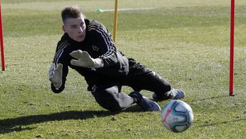 Lunin, durante un entrenamiento con el Valladolid.