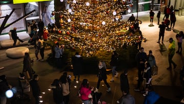 Varias personas pasan junto a un árbol de Navidad, en la Avenida Meritxell, a 3 de diciembre de 2022, en Andorra la Vella, Principado de Andorra. El movimiento turístico en el Principado de Andorra registra cifras de récord después de que en los últimos diez meses se hayan superado los nueve millones de pernoctaciones. De hecho, el volumen de pernoctaciones en el país ha aumentado un 165% en relación con el 2021 y si se compara con el 2019, antes de la pandemia, la cifra es un 12% superior. El Gobierno andorrano confía cerrar el 2022 rozando los diez millones. Entre el 1 de diciembre de 2021 y el 30 de septiembre de 2022, Andorra recibió más de 3 millones de turistas, un incremento del 133% respecto al mismo período del año anterior y un 12% más que en 2019.
04 DICIEMBRE 2022;TURISMO;COMPRAS;NAVIDAD;PUENTE DICIMEBRE;PUENTE PURÍSIMA;DECORACIÓN NAVIDEÑA;TIENDA;TIENDAS;CALLE COMERCIAL;RESTAURANTE;CENA NAVIDAD;HOSTELERÍA;COMPRAS;ÁRBOL DE NAVIDAD;
Maricel Blanch / Europa Press
04/12/2022