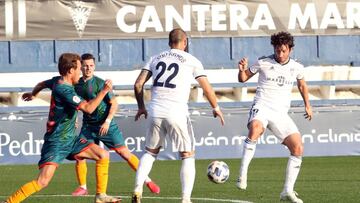 Esteban Granero golpea el bal&oacute;n. Con el &#039;22&#039;, Edu Ramos.