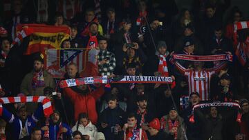 Seguidores del Atl¨¦tico de Madrid celebran el primer gol de su equipo.