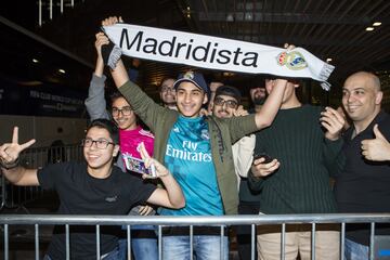 Un grupo de seguidores esperan la llegada de los jugadores del Real Madrid a Abu Dabi. 