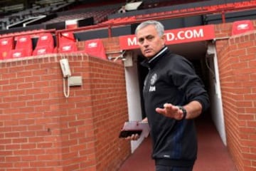 El técnico portugués posó en Old Trafford.