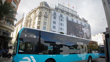 Un autobús de la EMT, a 4 de diciembre de 2023, en Madrid (España). El Ayuntamiento de Madrid presentó el pasado jueves, 30 de noviembre, el plan para la reestructuración del servicio de autobuses nocturnos ‘búhos’ en la capital. El nuevo servicio cuenta con  la reducción de la frecuencia de paso a 15 minutos con una mayor dotación de autobuses en fines de semana, la creación de una nueva línea circular nocturna y la adaptación y prolongación de ocho líneas ya existentes.
04 DICIEMBRE 2023;AUTOBUSES;BUS;AUTOBÚS;
Eduardo Parra / Europa Press
04/12/2023