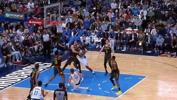 A Doncic le sale todo en la NBA: canasta inverosímil cayéndose