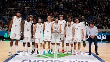 La plantilla del Real Madrid, con ocho jugadores del primer equipo y Llull con el trofeo, posa tras ganar el Torneo Costa del Sol de pretemporada al Unicaja.