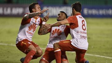 Luis Manuel Seijas, Wilson Morelo y Diego Guastavino celebrando un gol de Santa Fe ante Deportivo Cali por los cuartos de final de la Copa Sudamericana