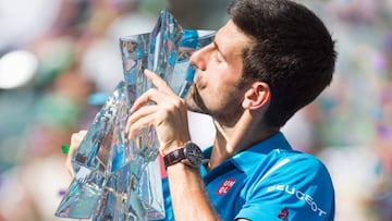 Novak Djokovic besa el trofeo de campe&oacute;n de Indian Wells de 2016 tras derrotar en la final a Milos Raonic.