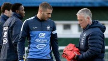 Benzema y Deschamps, en una concentraci&oacute;n de Francia.