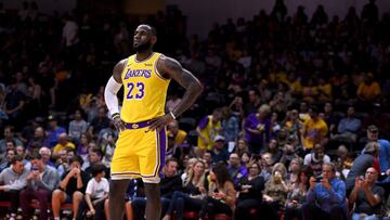 Lebron James debutó con la camiseta de los Lakers ante los Denver Nuggets.