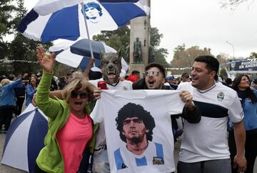 El entrenador argentino volvió al fútbol de su país como nuevo entrenador de Gimnasia La Plata. Los aficionados le aclamaron en el Estadio Juan Carmelo Zerillo.