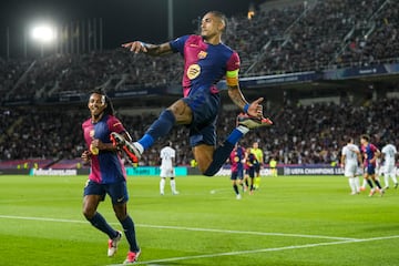 BARCELONA, 01/10/2024.- El delantero brasileño del FC Barcelona, Raphinha, celebra el segundo gol del equipo blaugrana durante el encuentro correspondiente a la segunda jornada de la Liga de Campeones. EFE/Enric Fontcuberta.
