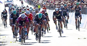 El ciclista del Quick Step Fernando Gaviria ganó la etapa 13 de la edición centenario del Giro de Italia y se convierte en el primer colombiano en ganar cuatro etapas en una vuelta grande.