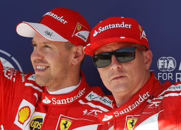 Sebastian Vettel y Kimi Raikkonen en el pódium tras la clasificación.