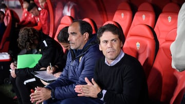 El entrenador de la UD Almería Rubi durante un partido contra el Sporting de Gijón en LaLiga SmartBank.