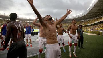 Peru's players celebrate after defeating Colombia during the South American qualification football match for the FIFA World Cup Qatar 2022 at the Roberto Melendez Metropolitan Stadium in Barranquilla, Colombia, on January 28, 2021. (Photo by DANIEL M