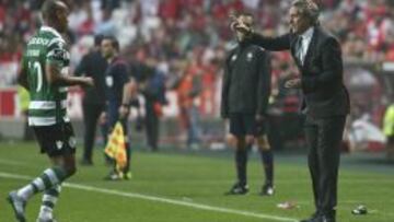 Jorge Jesús da órdenes a Joao Mario durante el derbi lisboeta entre Benfica y Sporting de Portugal, que suponía el regreso del técnico al estadio benfiquista.