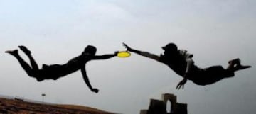 Los jugadores no pueden caminar ni correr mientras tengan el disco en las manos. El Ultimate es distinguido por su principio del "Espíritu de Juego", su alto rendimiento y la alegría del juego. El ultimate recoge elementos del fútbol, del baloncesto y del fútbol americano, sustituyendo el balón por un disco volador (frisbee). Una de sus características más llamativas es la ausencia de un árbitro, el deporte se regula por el espíritu deportivo de cada jugador y equipo. Sus orígenes se remontan al ámbito universitario estadounidense de los años 60, introduciéndose en Europa a principios de los años 80. A nivel mundial se estima que hay unos 300 000 jugadores distribuidos en aproximadamente 5000 equipos.