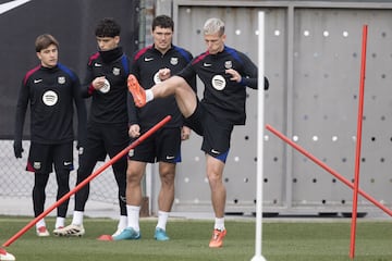 Dani Olmo entrenándose en con el club blaugrana. El jugador español acaparó todos las mirada del entrenamiento previo al partido de Copa del Rey frente al Barbastro.