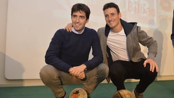 Iraola y Aduriz reciben un premio de la Asociación de Periodistas Deportivos de Bizkaia.