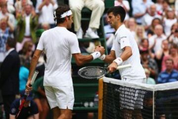 Novak Djokovic saluda a Roger Federer tras ganar la final masculina de Wimbledon.