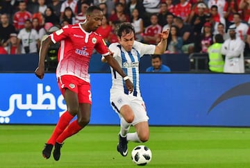 Moroccan club Wydad Casablanca's Moroccan midfielder Abdeladim Khadrouf (L) vies for the ball against Mexican club CF Pachuca's Mexican defender Joaquin Martinez during their FIFA Club World Cup quarter-final match Zayed Sports City Stadium in the Emirati capital Abu Dhabi on December 9, 2017. / AFP PHOTO / GIUSEPPE CACACE