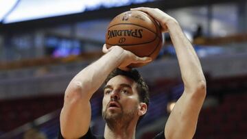 Pau Gasol lanzando a canasta en su regreso a Chicago el pasado jueves