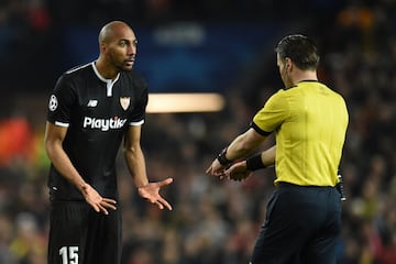 Steven N'Zonzi y el árbitro holandés Danny Makkelie.