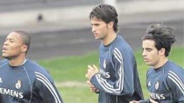 <b>ADIÓS A LOS GALÁCTICOS. </b>Tébar, detrás de Baptista, deja el primer equipo y vuelve al Castilla.