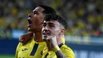 Villarreal's Spanish forward #20 Alberto Moleiro (R) celebrates scoring his team's first goal during the Spanish league football match between Villarreal CF and Athletic Club Bilbao at La Ceramica stadium in Villarreal on September 27, 2025. (Photo by Jose Jordan / AFP)