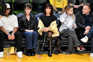 La cantante española nacida en San Clemente de Llobregat, Aitana Ocaña, disfrutando del duelo entre los Angeles Lakers y los Chicago Bulls.