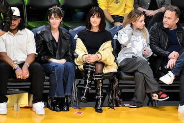 La cantante española nacida en San Clemente de Llobregat, Aitana Ocaña, disfrutando del duelo entre los Angeles Lakers y los Chicago Bulls.