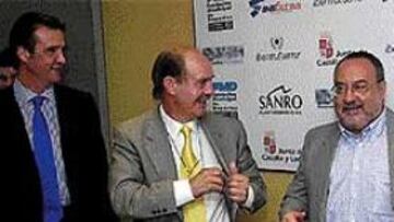 <b>COLOQUIO.</B> El doctor González (centro), con Alfredo Relaño y José Ramón de la Morena.