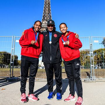 Las subcampeonas del Mundial Femenino Sub 17 de la India pasaron por la Torre Eiffel en París antes de su regreso a Colombia.