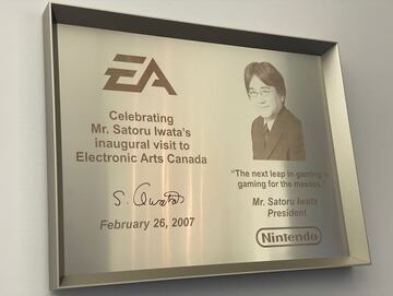 Cartel conmemorativo de la visita de Satoru Iwata a la inauguraci&oacute;n de las oficinas en 2007.