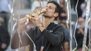 El tenista serbio Novak Djokovic besa el trofeo de campe&oacute;n del Mutua Madrid Open 2019.