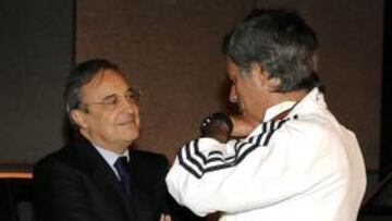 <b>RELACIÓN FLUIDA. </b>Florentino conversa con Mourinho en una concentración del equipo.