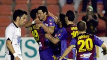 <b>EN FORMA. </b>Jordá y Guerra, escoltados por Pallardó, Iborra y Juanlu, se abrazan en el 6-1 al Nàstic.
