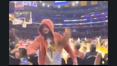 Bad Bunny simula lanzar un teléfono celular de un fan que lo grabó en un partido de los Lakers