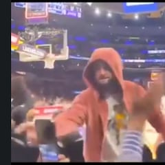 Bad Bunny simula lanzar un teléfono celular de un fan que lo grabó en un partido de los Lakers