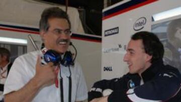 <b>CONTENTO CON KUBICA. </b>Theissen charla con su piloto polaco en un parón de los entrenamientos.