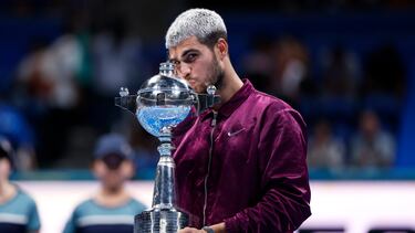 Carlos Alcaraz, con el trofeo del ATP 500 de Tokio.