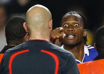 Didier Drogba, disgustado con la actuación arbitral durante el encuentro, corrió a encararse con el árbitro, Ovrebo, viendo la cartulina amarilla.