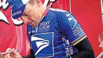 <b>MUY SOLICITADO.</B> Lance Armstrong no para de firmar autógrafos.