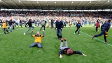 La afici&oacute;n del Hull City invadi&oacute; el terreno de juego tras lograr el ascenso del equipo a la Premier.