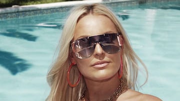 La esquiadora Lindsey Vonn posa en la piscina con sus nuevas gafas The Shield One en una piscina.