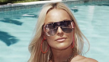 La esquiadora Lindsey Vonn posa en la piscina con sus nuevas gafas The Shield One en una piscina. 