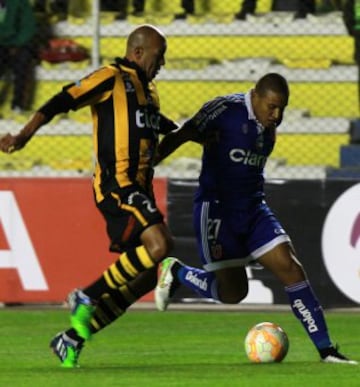 BOL01. LA PAZ (BOLIVIA), 17/03/2015.- Leandro Benegas (d) de Universidad de Chile ante Germán Centurión (i) de The Strongest hoy, martes 17 de marzo de 2015, durante un partido por la Copa Libertadores realizado en el Estadio Hernando Siles de La Paz (Bolivia). EFE/Martin Alipaz