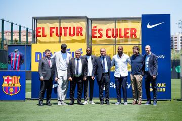 Este jueves ha tenido lugar la firma del nuevo contrato de Ousmane Dembélé en la Ciudad Deportiva Joan Gamper junto con el Presidente del FC Barcelona, Joan Laporta.